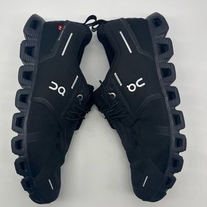 On Cloud Women’s Cloud 5 all black size 10
